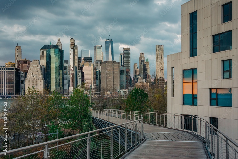 Obraz premium Bridge with view of the Manhattan skyline, Brooklyn Heights, Brooklyn, New York