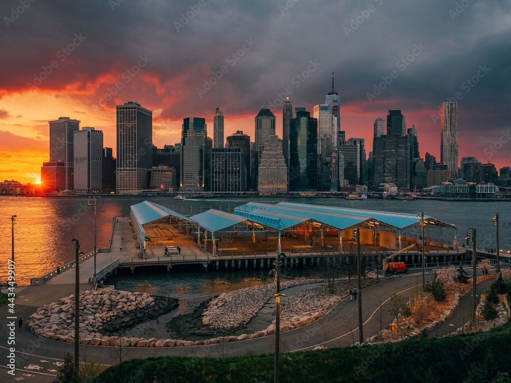Fototapeta premium View of the Manhattan skyline at sunset, from Brooklyn Heights, Brooklyn, New York City