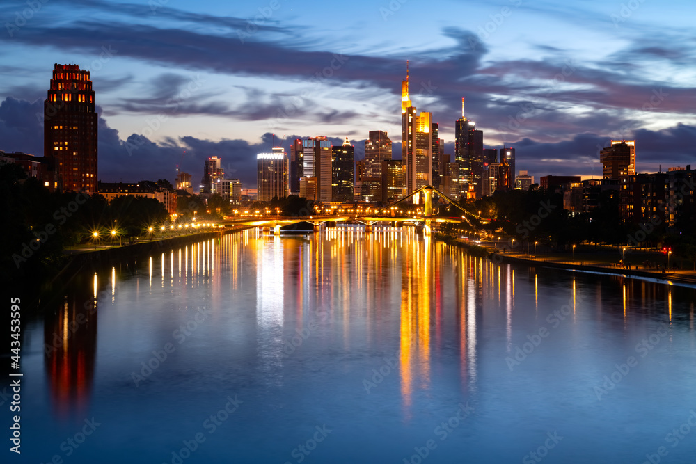 Frankfurt am Main Deutschland Skyline Hochhäuser Banken Dämmerung Silhouetten Fluss Abend Lichter Stadt Hessen Himmel Sonnenuntergang City Panorama Farben 