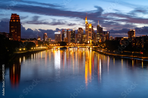 Frankfurt am Main Deutschland Skyline Hochh  user Banken D  mmerung Silhouetten Fluss Abend Lichter Stadt Hessen Himmel Sonnenuntergang City Panorama Farben 