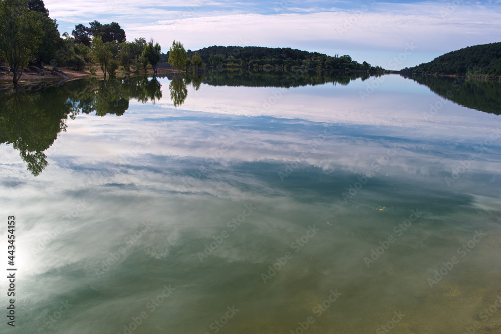 krajobraz jezioro widok natura drzewa niebo chmury embalse de la jarosa madryt