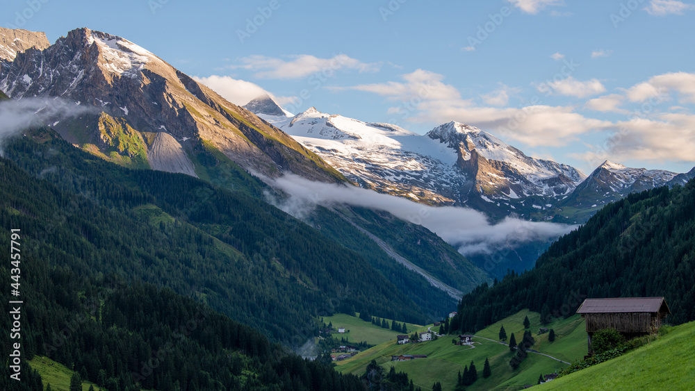 Blick auf den Hintertuxer Gletscher im Zillertal, Tirol, Österreich im Sommer