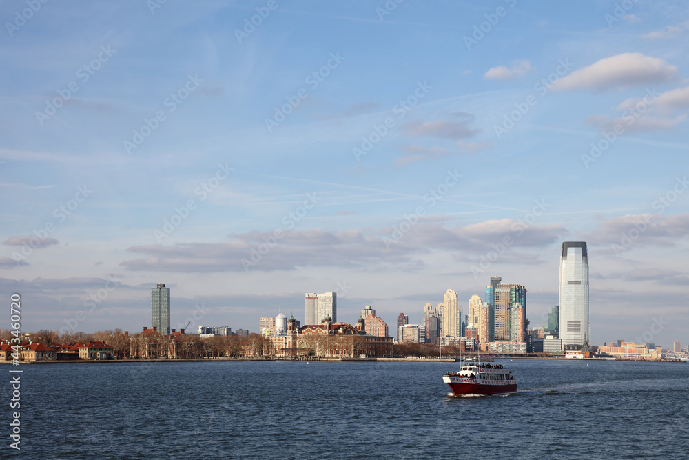 Ellis Island mit Jersey City Skyline / Ellis Island with Jersey City Skyline /