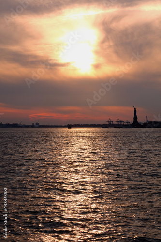 Freiheitsstatue bei Sonnenuntergang / Satue of Liberty or Liberty Enlightening the World at sundown /