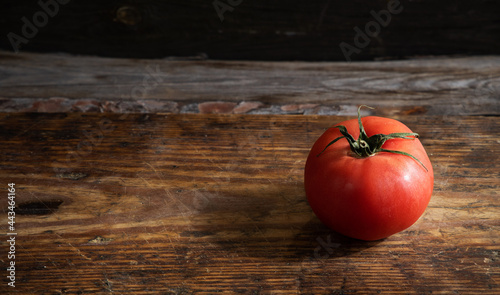 Pomidor na tle starych drewnianych desek