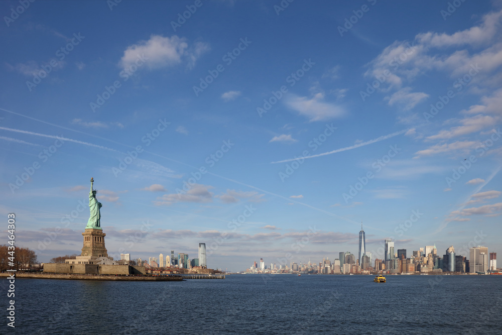 Freiheitsstatue mit Ellis Island - Jersey City und New York Skyline / Satue of Liberty or Liberty Enlightening the World with Ellis Island - Jersey City and New York Skyline /