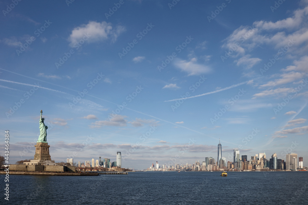 Freiheitsstatue mit Ellis Island - Jersey City und New York Skyline / Satue of Liberty or Liberty Enlightening the World with Ellis Island - Jersey City and New York Skyline /