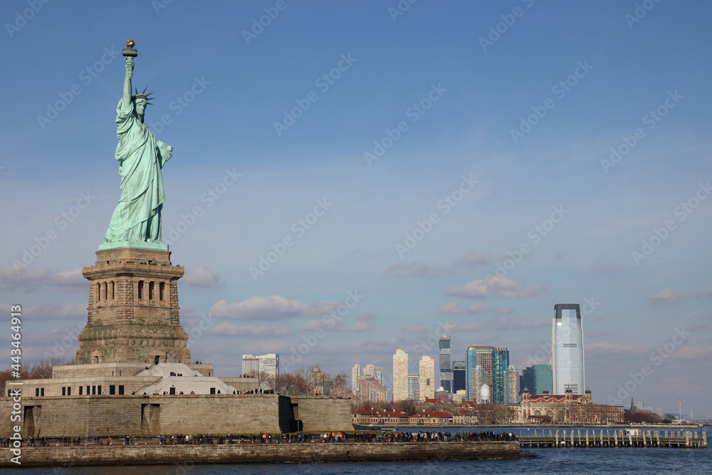 Freiheitsstatue mit Jersey City-Skyline / Satue of Liberty or Liberty Enlightening the World with Jersey City-Skyline /