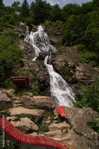 Wellnessliegen an einem Wasserfall photo