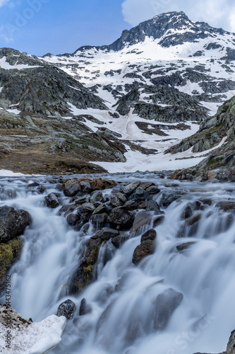 Bergbach mit Wasserfall