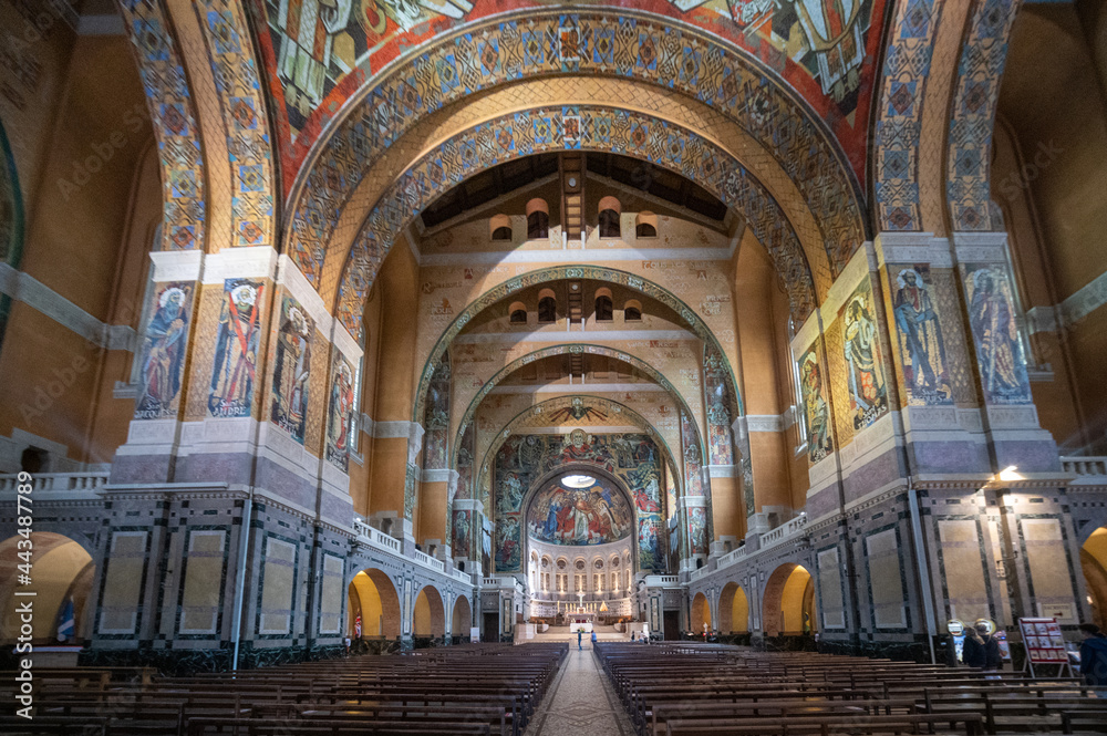L'intérieur de la Basilique Sainte-Thérèse de Lisieux.