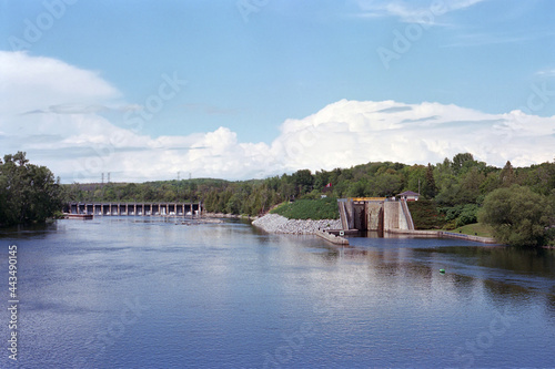 Obraz na plátně Lift lock and hydroelectric dam in Battawa Ontario on the Trent-Severn waterway