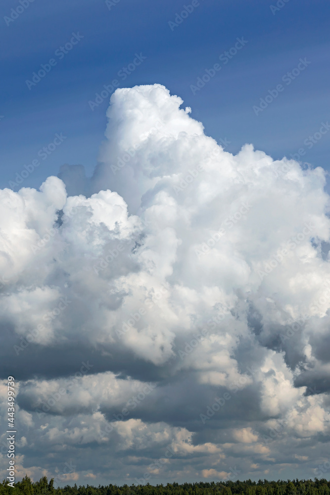 Naklejka premium Beautiful blue sky with white clouds as a natural background.