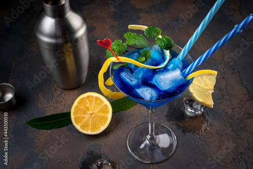 Foto Blue lagoon cocktail with blue curacao liqueur, vodka, lemon juice and soda