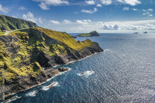 Foto Tall Kerry Cliffs and a view on silhouette of Skellig Michael island in a distance