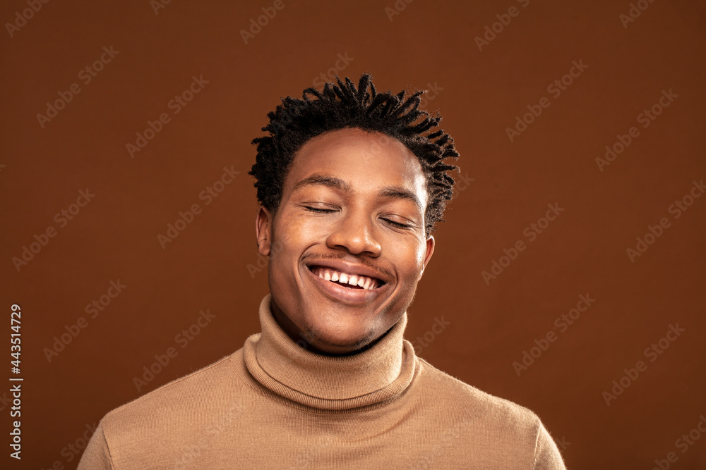 Obraz premium Close up portrait of young happy african man smiling to the camera.