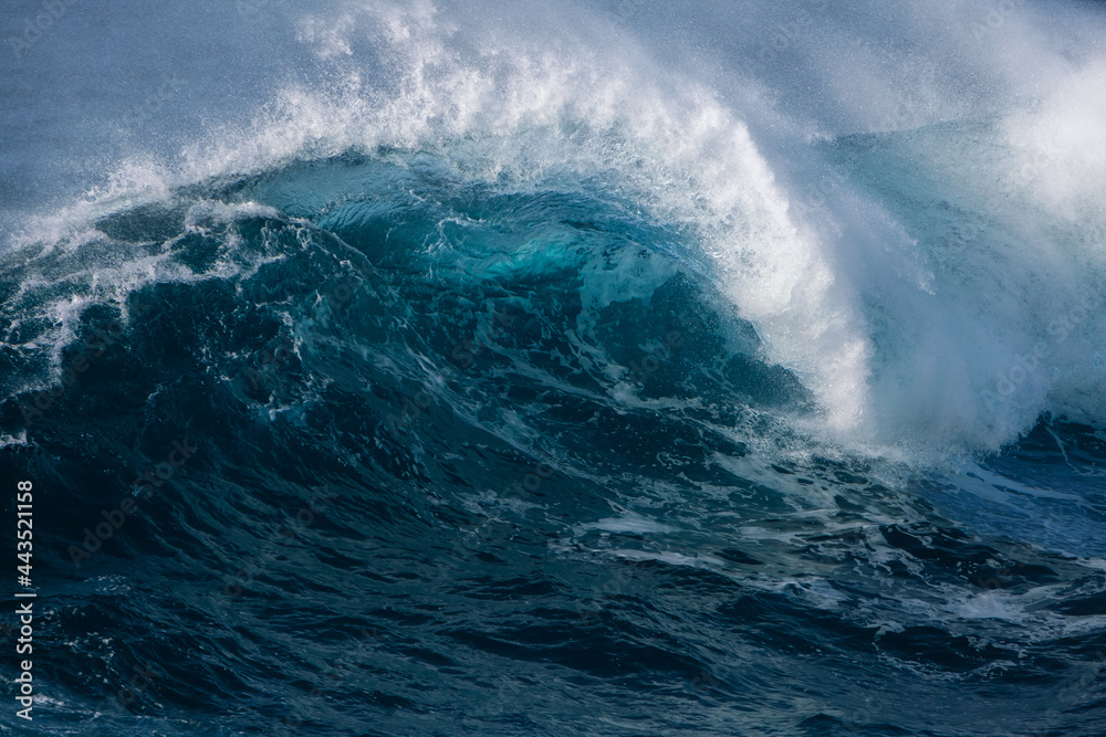 Naklejka premium Big wave breaking on the sea