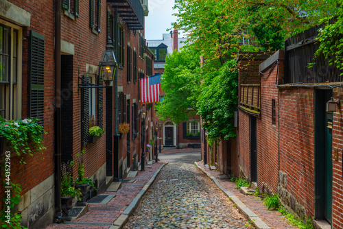 Acorn Street with cobblestone and historic row houses on Beacon Hill in historic city center of Boston, Massachusetts MA, USA.  © Wangkun Jia
