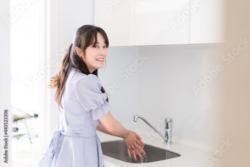 食器洗いをする若い女性