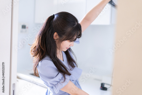 食器洗いをする若い女性