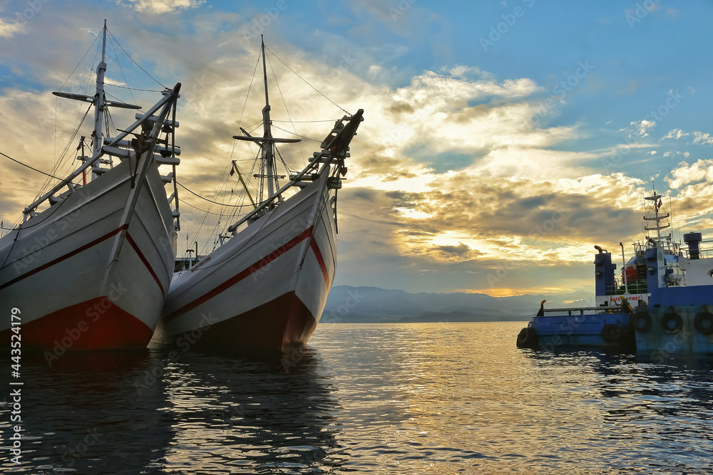 Fototapeta premium boat in the harbor