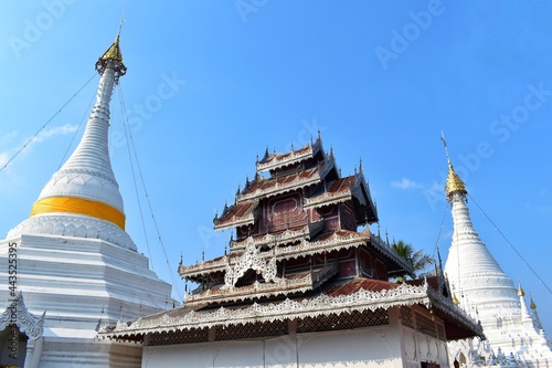 Obraz na płótnie Two white pagodas and Lanna art churches in the Phra that Doi kong mu temple, Maehongson, THAILAND. w salonie