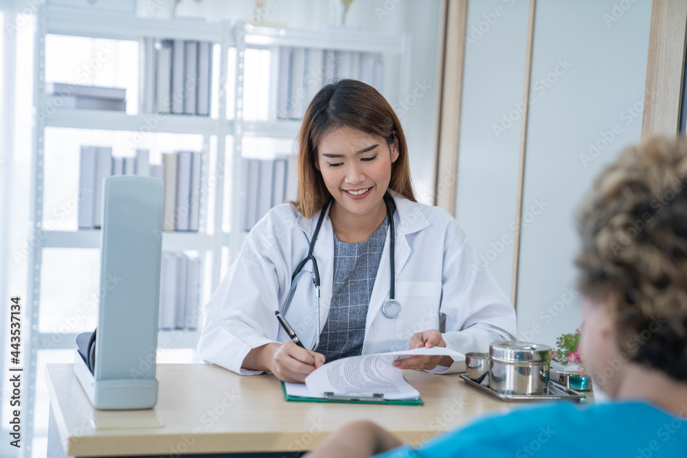 © Thongden_studio - asian female doctor at hospital
