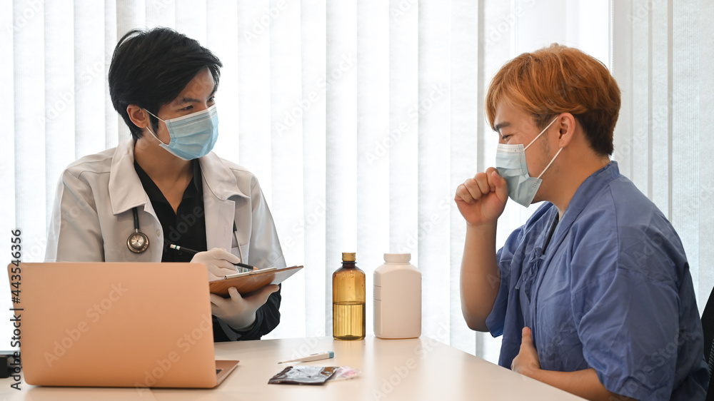 Obraz premium Practitioner doctor giving consultation and explaining medical informations to patient.