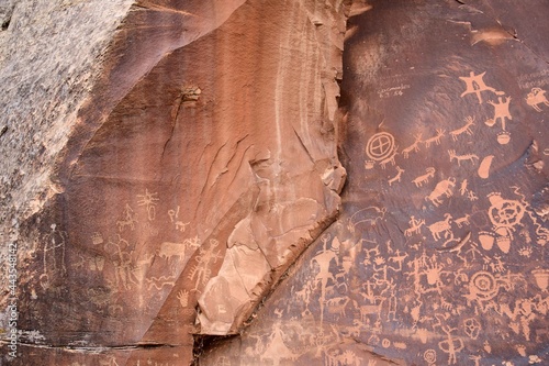 Cuadro en lienzo the ancient native american newspaper rock petroglyphs, near canyonlands nationa