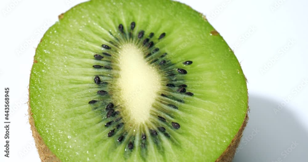 Lots of sliced kiwi are spinning. Ripe kiwi sliced into kiwi slices. Lots of sliced kiwi are spinning. Ripe kiwi sliced into kiwi slices.
