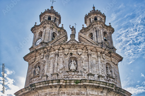 Primer plano y detalle torres del santuario de la virgen peregrina en la ciudad de Pontevedra, España