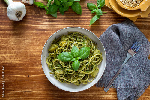 pasta con pesto tradizionale patate e fagiolini verdi photo