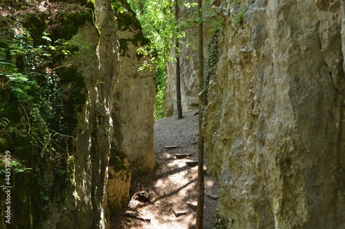 La grotte des nains de Ferrette, mythes et légendes d'Alsace photo