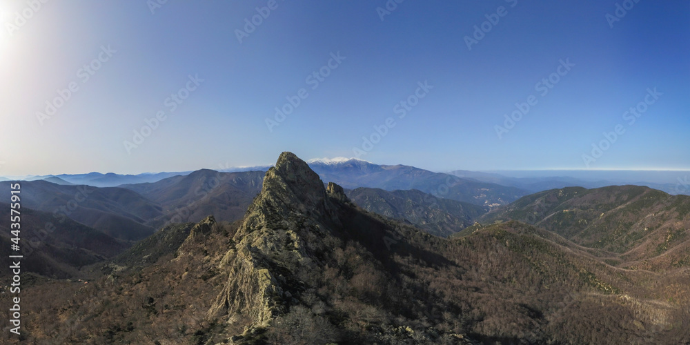 Panorama du magnifique Roc Salvador dans le Vallespir avec le Canigou enneigé au fond