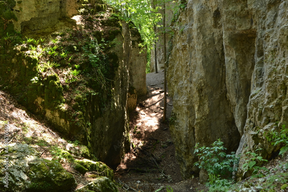 La grotte des nains de Ferrette, mythes et légendes d'Alsace La grotte des nains de Ferrette, mythes et légendes d'Alsace