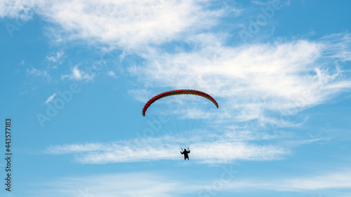 Paraglider vor blauem Himmel