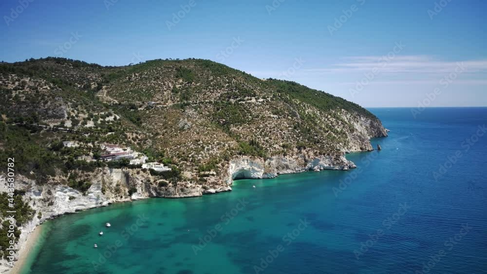 Vista aerea della spiaggia di vignanotica, gargano con drone Vista aerea della spiaggia di vignanotica, gargano con drone