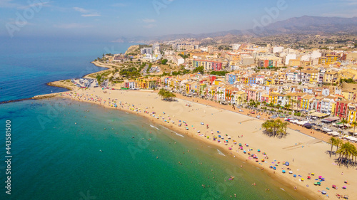 Vista Aéreas de la Playa de Villajoyosa o La Vila Joisa en Alicante con sus bonitas y características fachadas tan coloridas.