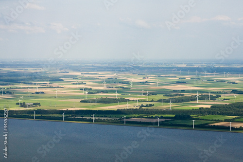 Obraz na płótnie Akkers met windturbines, Farmland with wind turbines w salonie