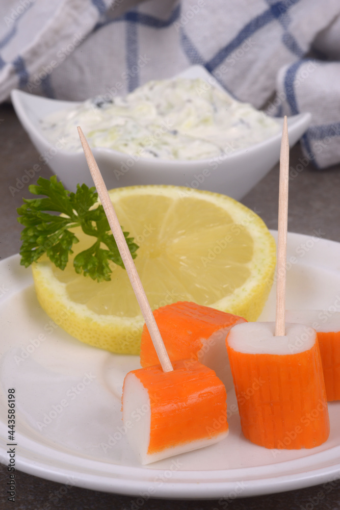 de surimi avec des pics en bois dans une soucoupe