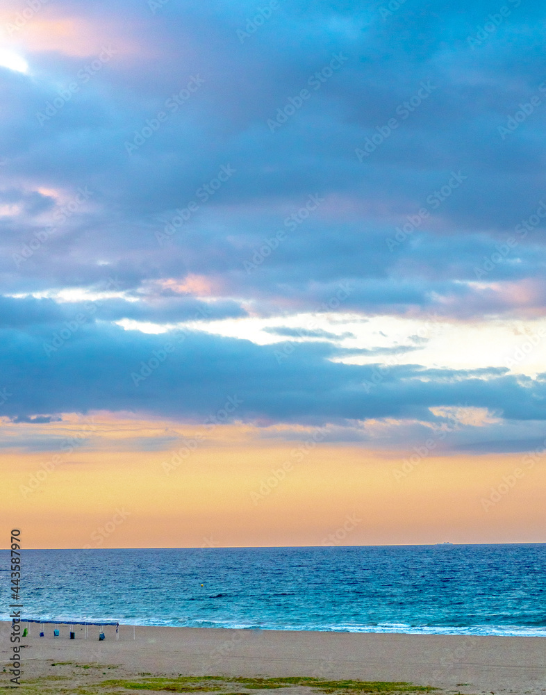 precioso atardecer en la playa