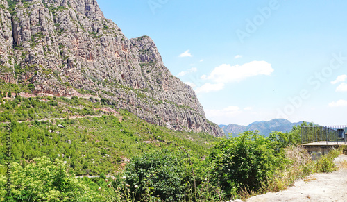 Vista de las monta  as de Montserrat con ermita de la salud  desde Collbato en Barcelona  Catalunya  Espa  a  Europa 