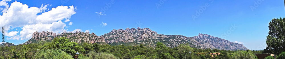 Vista de las montañas de Montserrat con ermita de la salud  desde Collbato en Barcelona, Catalunya, España, Europa
