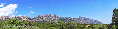 Vista de las montañas de Montserrat con ermita de la salud desde Collbato en Barcelona, Catalunya, España, Europa 
