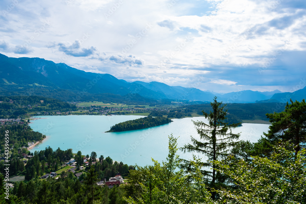 Obraz premium Scenic view of Faaker See with the Austrian Alps in the background, Drobollach, Carinthia, Austria