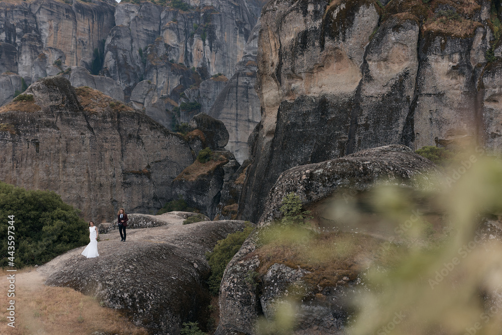 Fototapeta premium incredible wedding photo shoot in the mountains of Greece