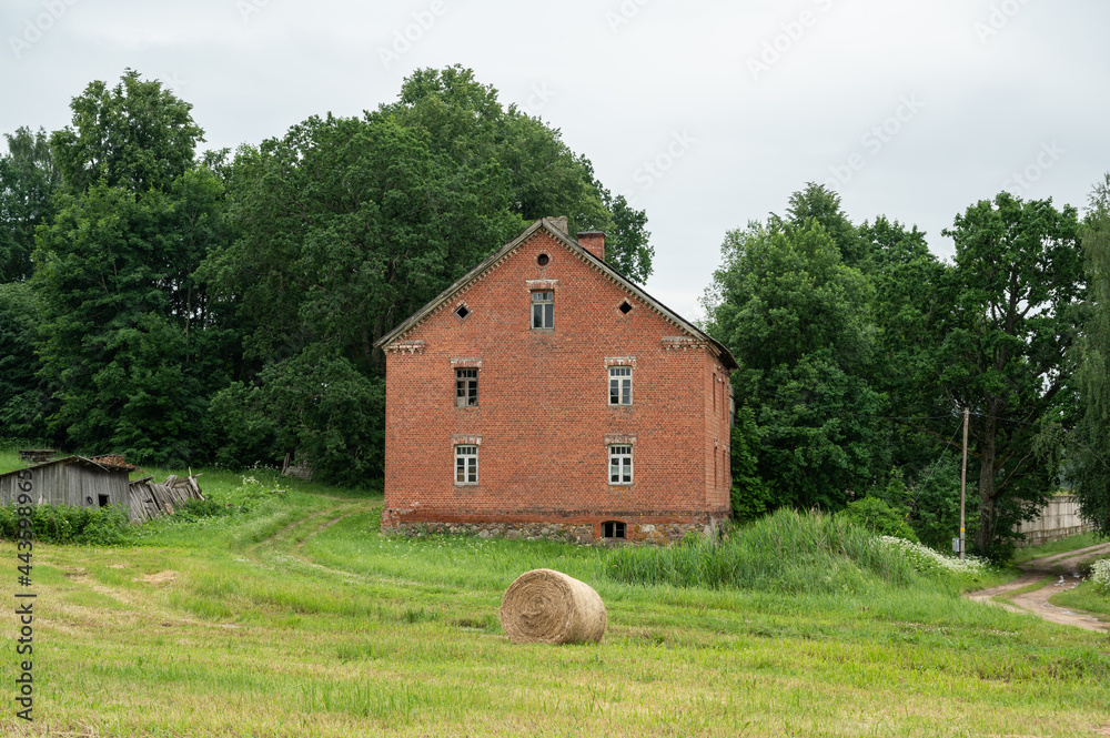 Obraz premium old barn in the field