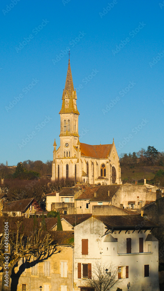 Obraz premium Vue rapprochée de l'église de Nérac, trônant élégamment sur la ville