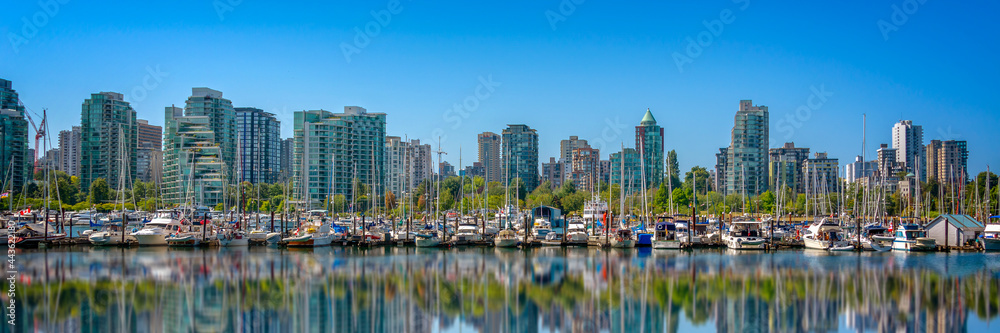 Obraz premium Vancouver skyline, panorama from Stanley Park in summer, Bristish Columbia, Canada