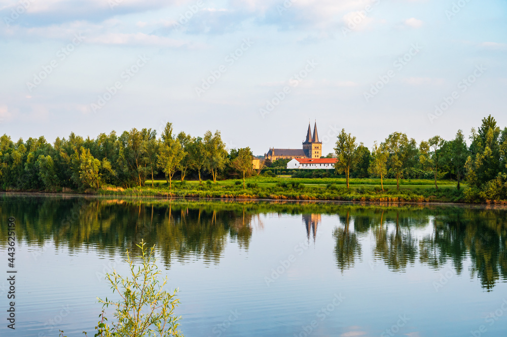 Blick über Xantener Südsee auf Dom und römische Herberge im Archaeologischen Park Xanten
